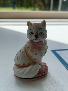 Vintage Franklin Mint 1986 Cat Figurine White Ceramic Staffordshire